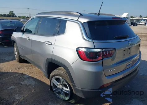 2024 Jeep Compass Latitude 4X4 z USA, uszkodzony, nr VIN 3C4NJDBN2RT607133